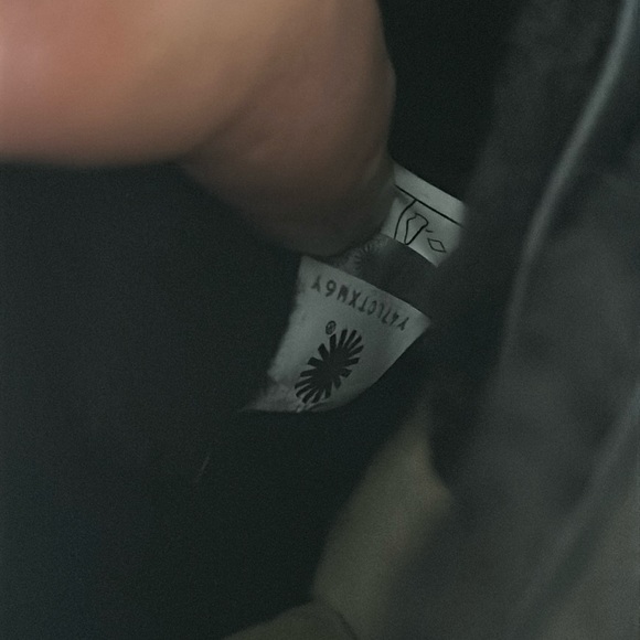 UGG NAIYAH BLACK Water 💦 Resistant - Picture 9 of 11